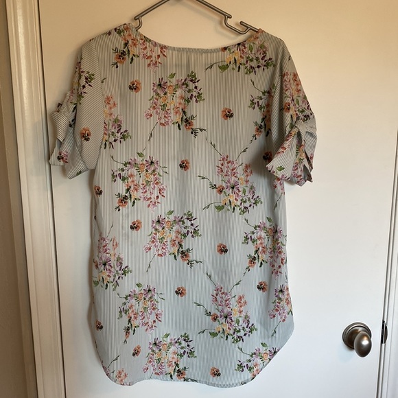 Beautiful floral top. - Picture 3 of 3